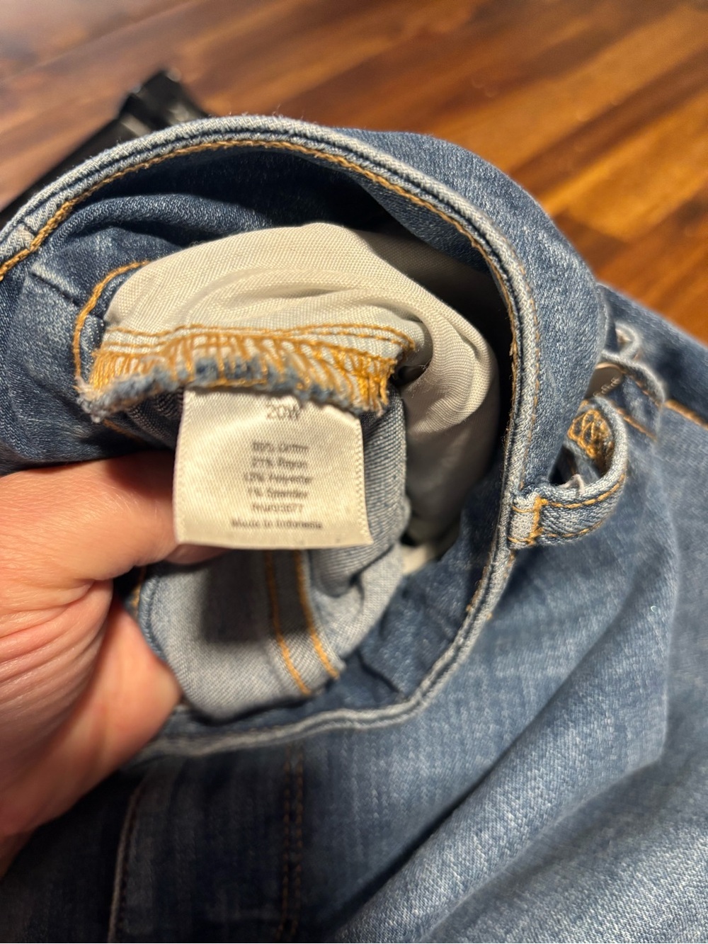 Universal Thread Medium Wash Jeans Distressed High Rise Size 20R - Picture 5 of 5